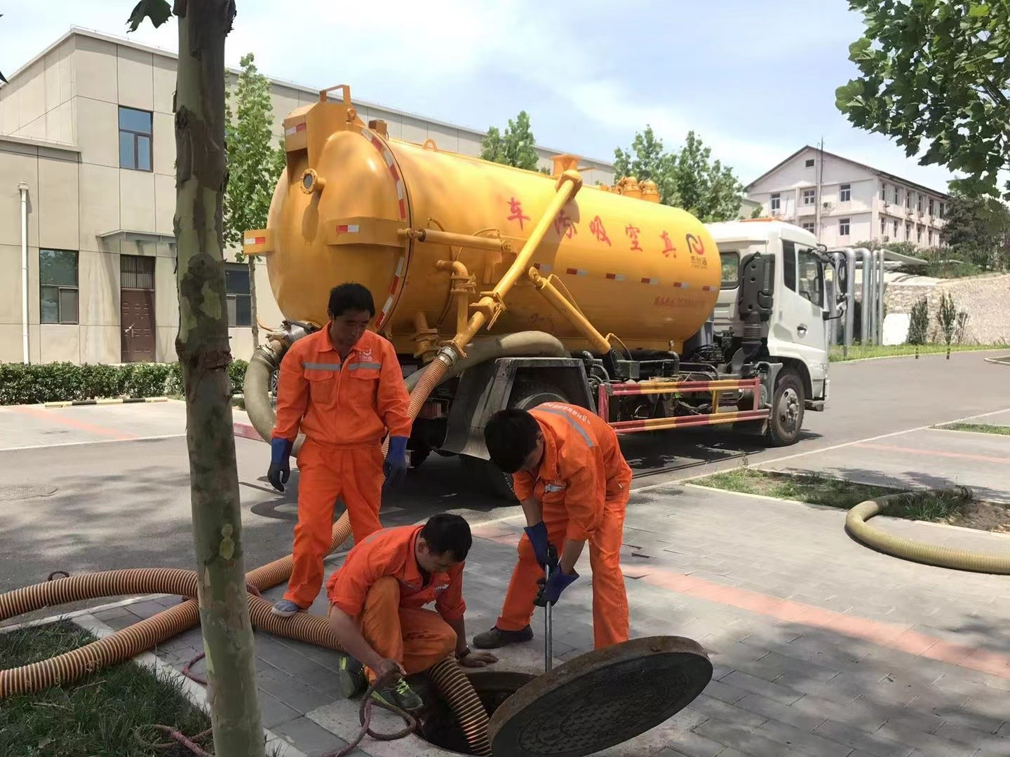 水磨沟管道疏通车停在窨井附近