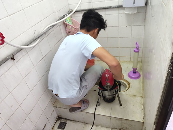 水磨沟管道堵塞冒臭气 专业师傅现场解决问题