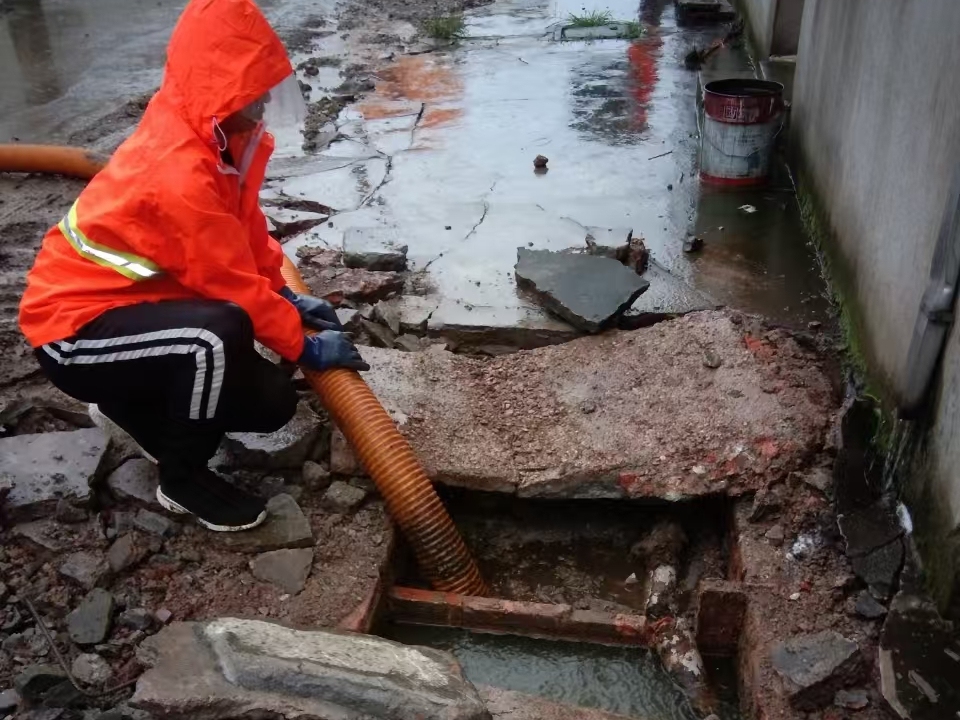 水磨沟专业清理污水池 炜誉市政以规范流程守护城市 “肠道”