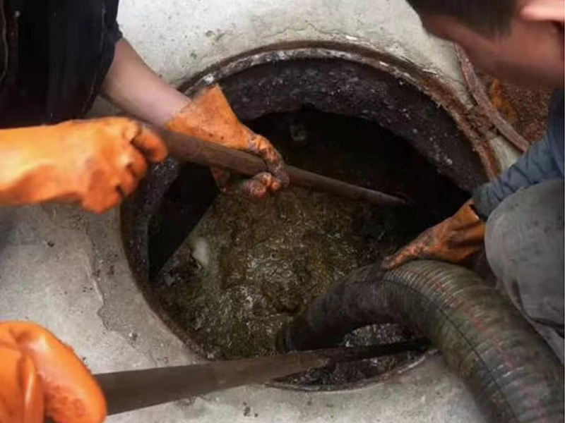 水磨沟清理化粪池时如何避免沼气的危害?